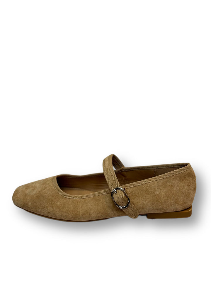 Ballerina flats with a strap