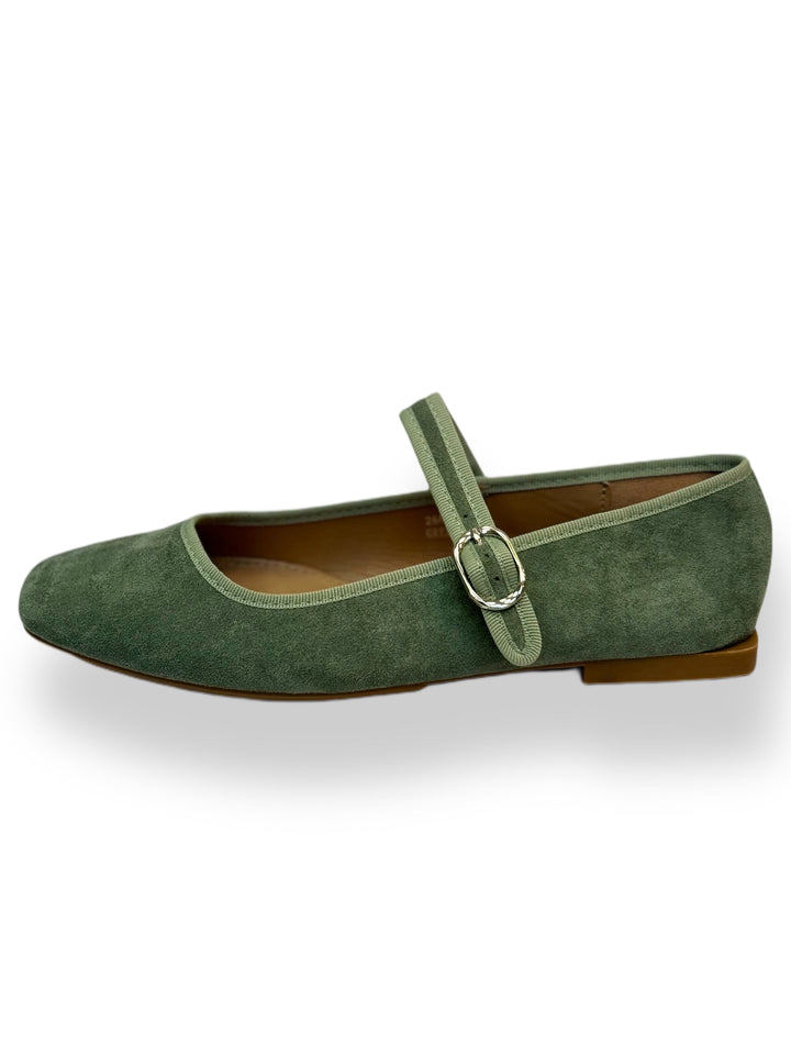 Ballerina flats with a strap