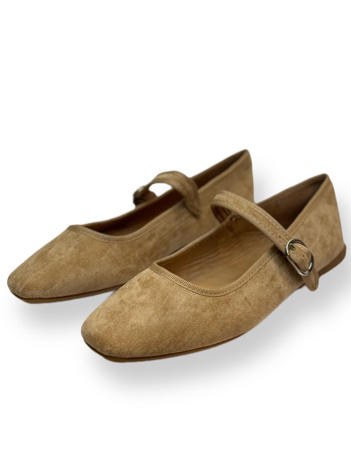 Ballerina flats with a strap