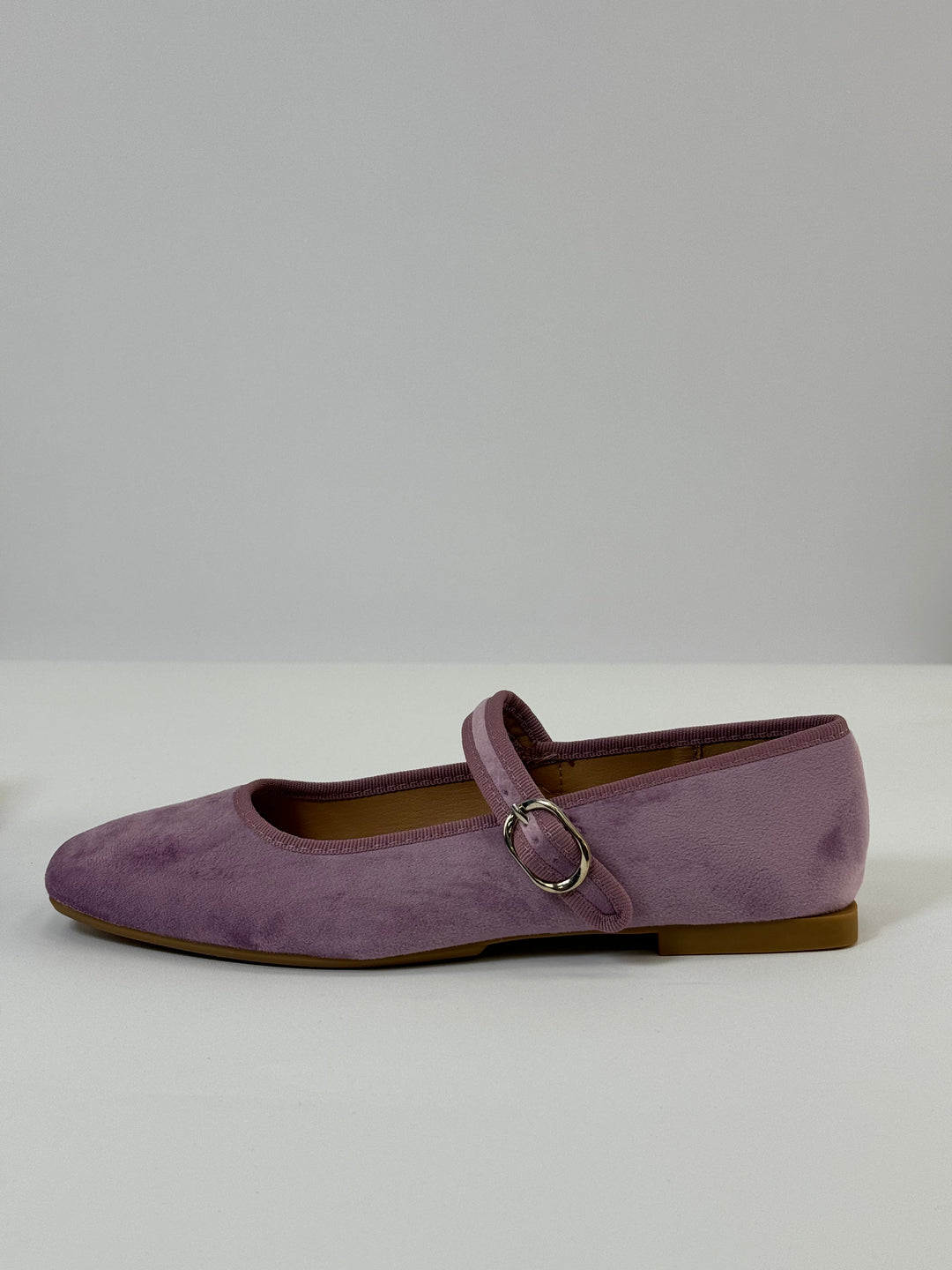 Ballerina flats with a strap