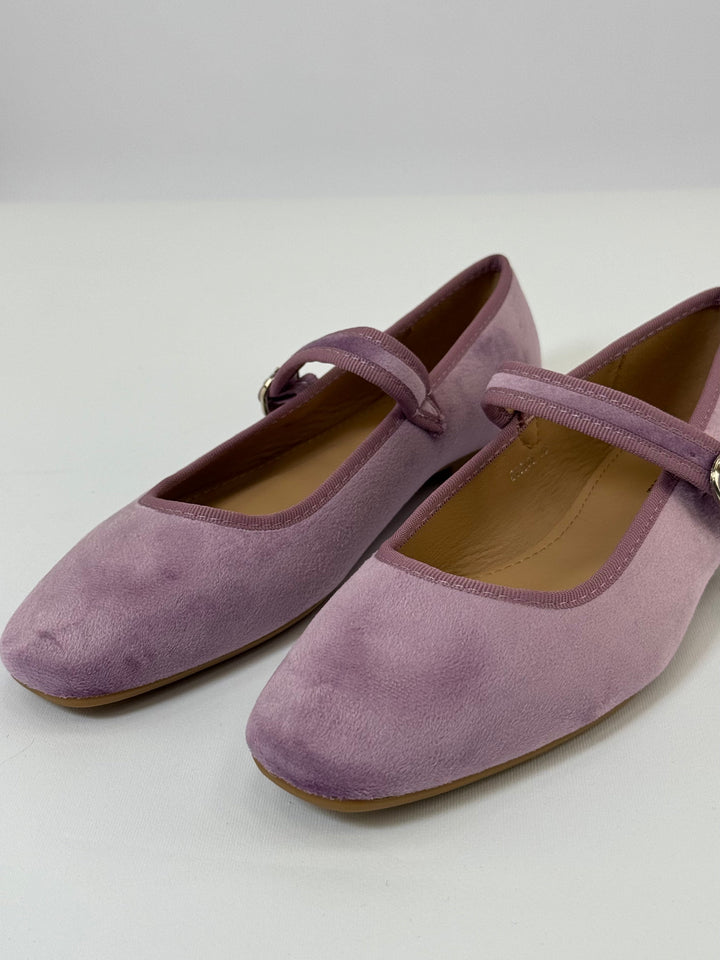 Ballerina flats with a strap