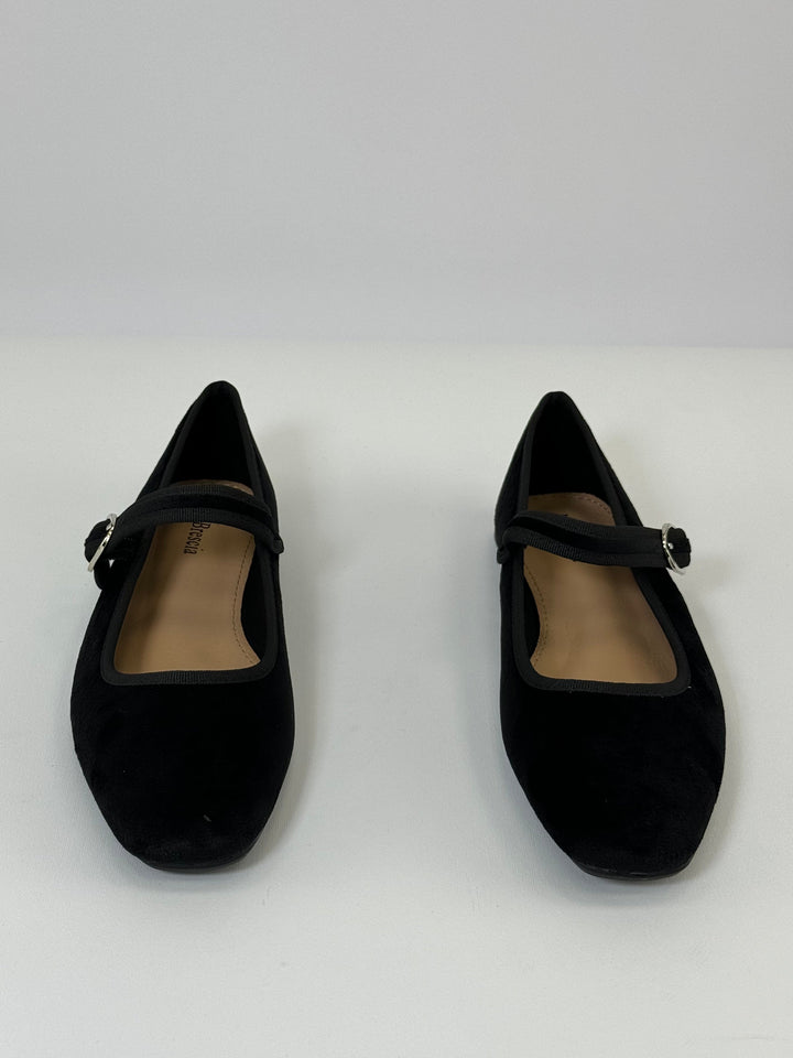 Ballerina flats with a strap