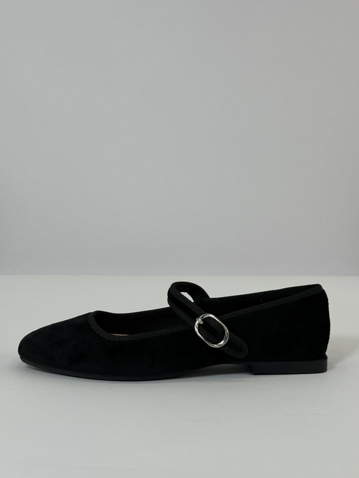 Ballerina flats with a strap