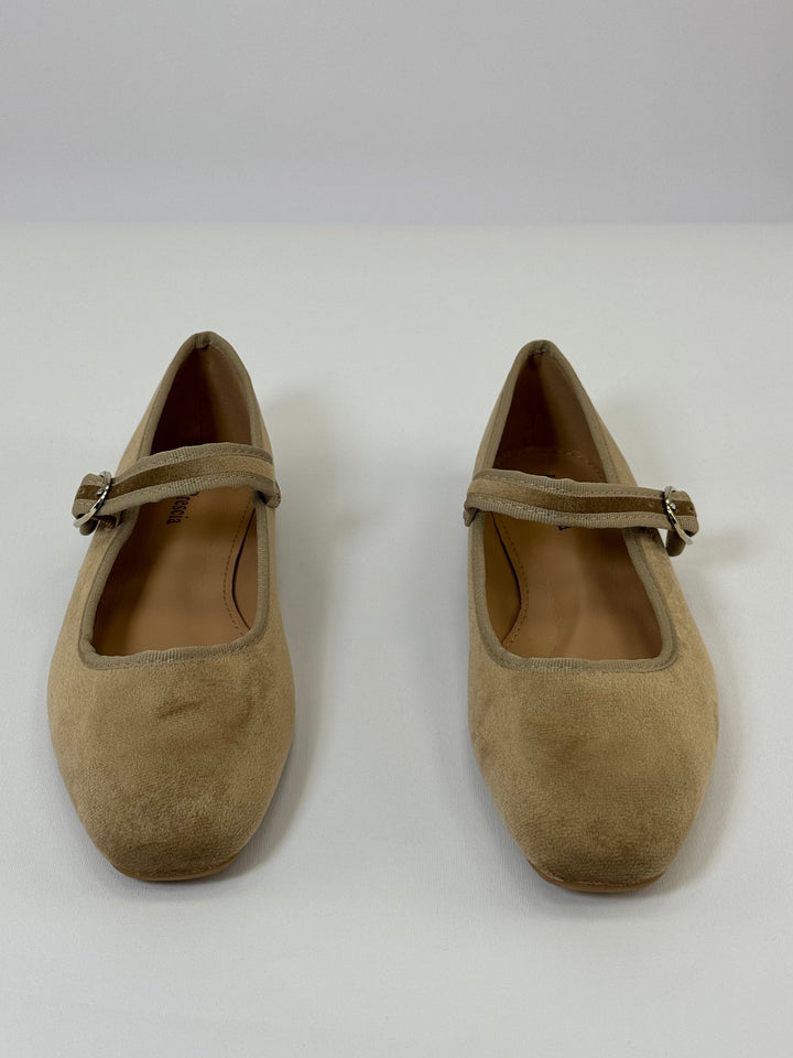 Ballerina flats with a strap