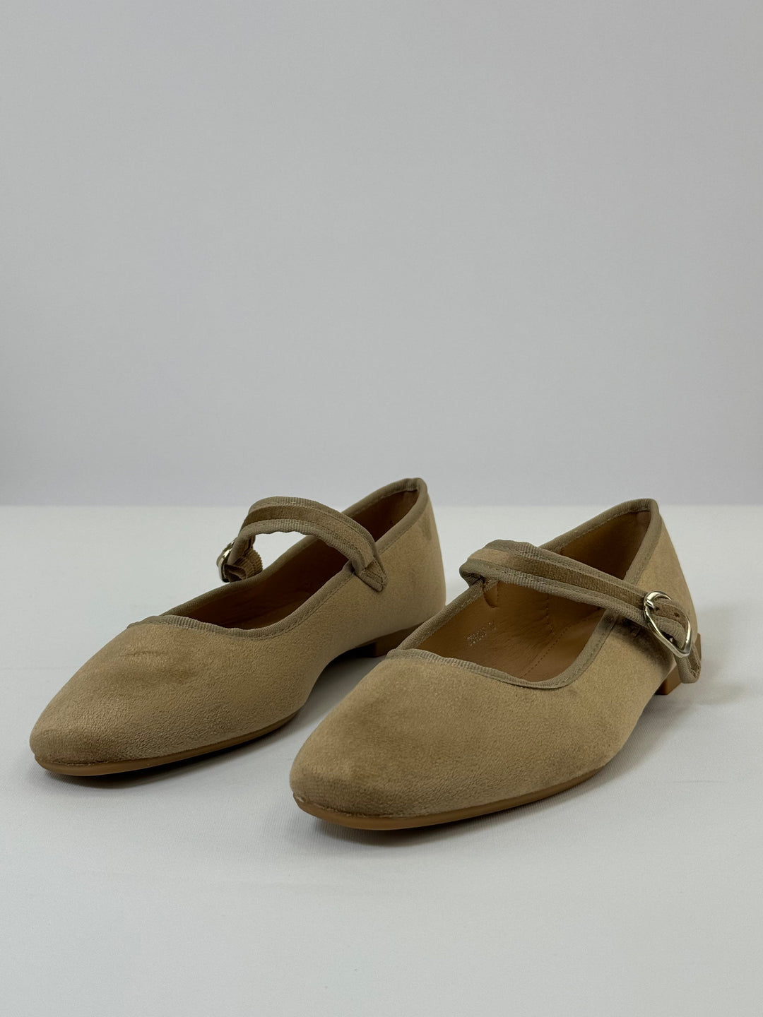 Ballerina flats with a strap