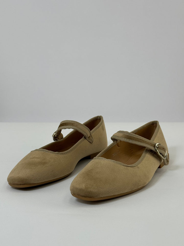Ballerina flats with a strap