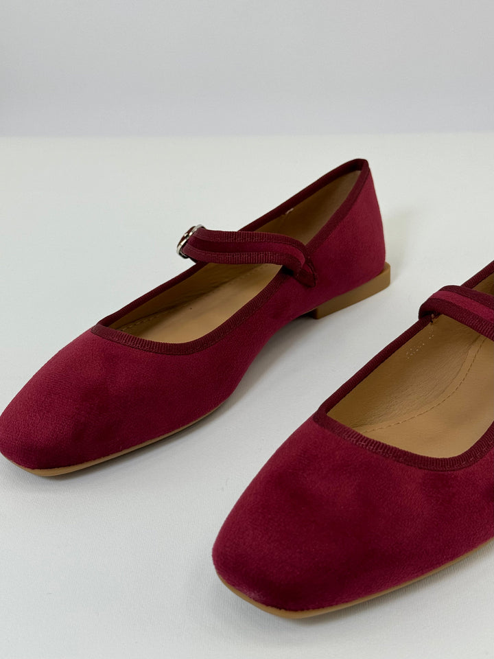 Ballerina flats with a strap