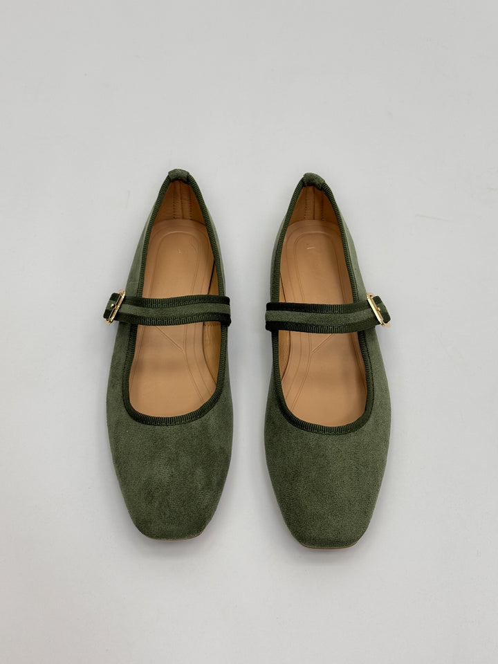 Ballerina flats with a strap