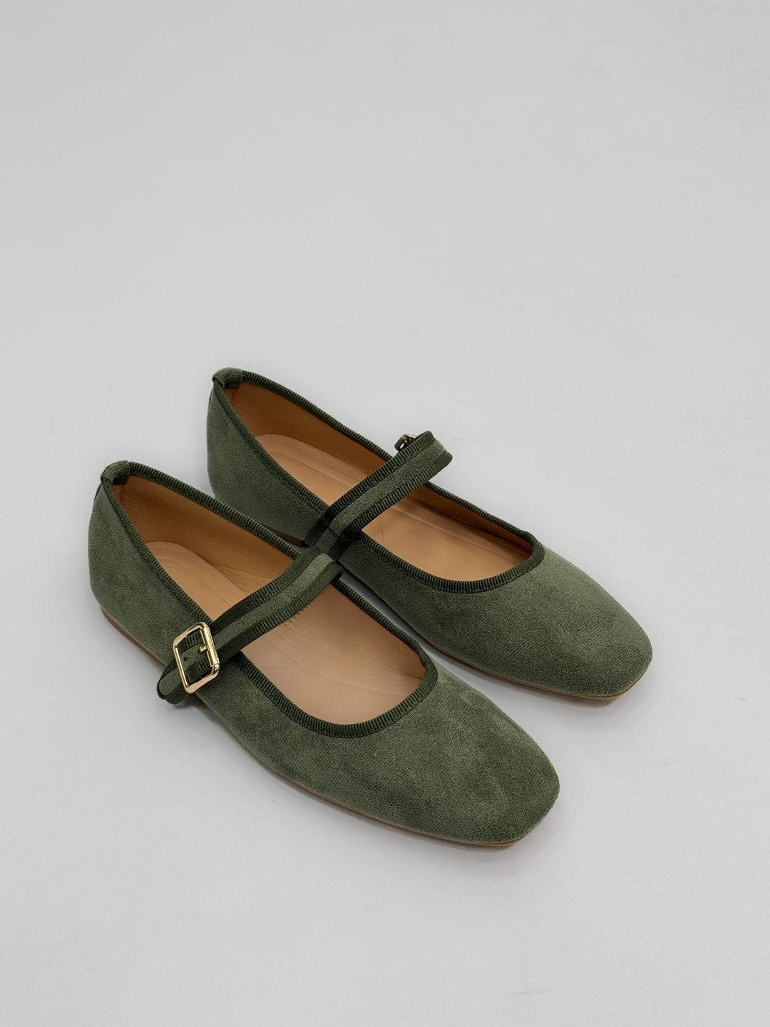 Ballerina flats with a strap