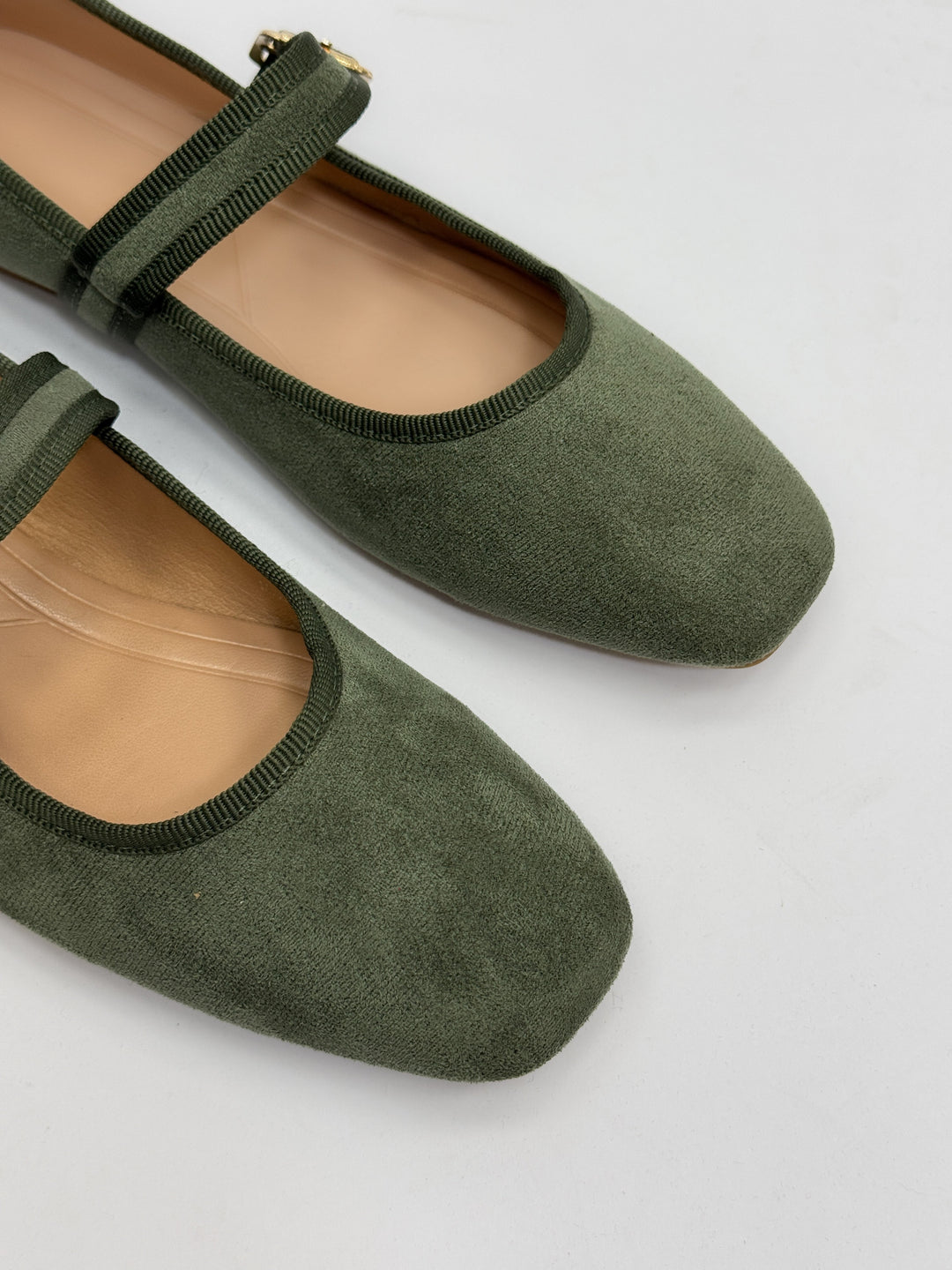 Ballerina flats with a strap