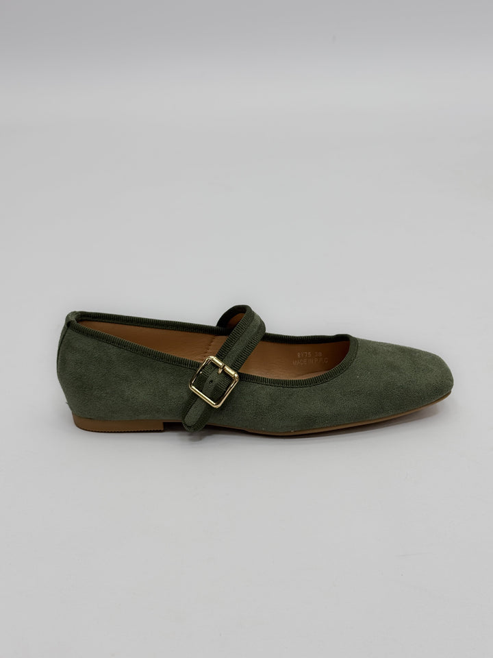 Ballerina flats with a strap