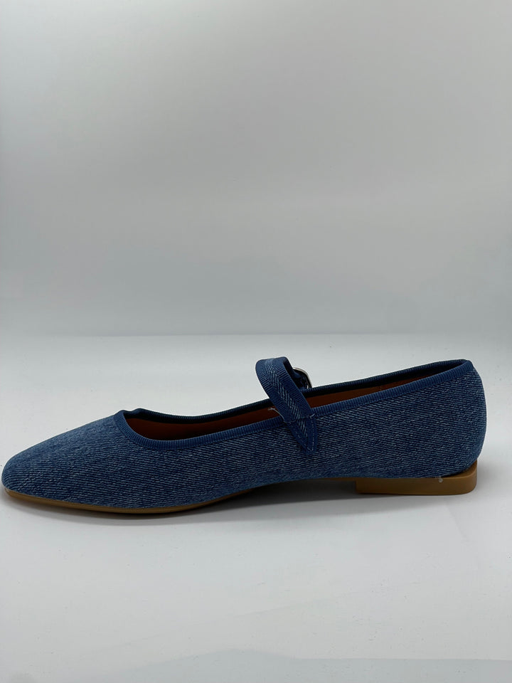 Ballerina flats with a strap